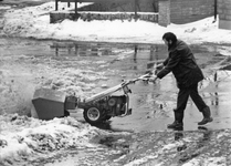 842770 Afbeelding van het gemotoriseerde sneeuwruimen op het parkeerterrein van de provinciekantoren aan de ...